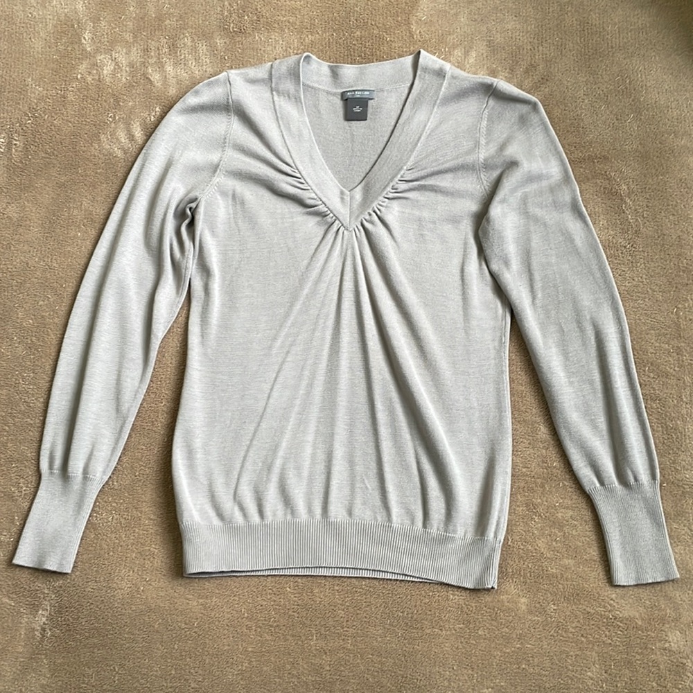 Ann Taylor Thin Knit V neck Top light gray/silver M